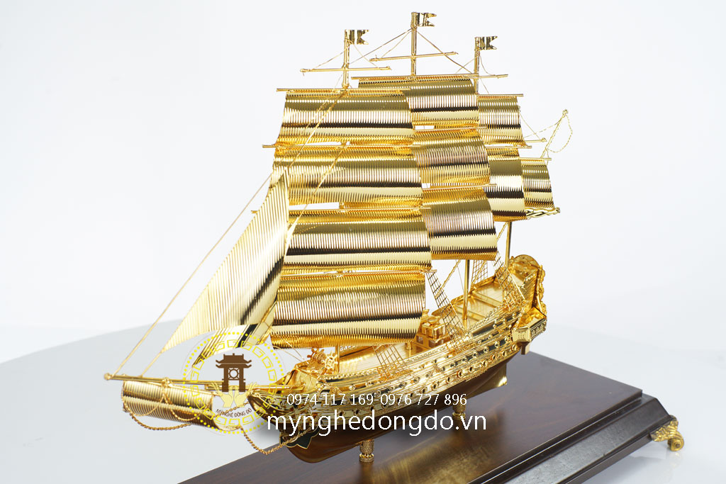 thuyền buồm mạ vàng
